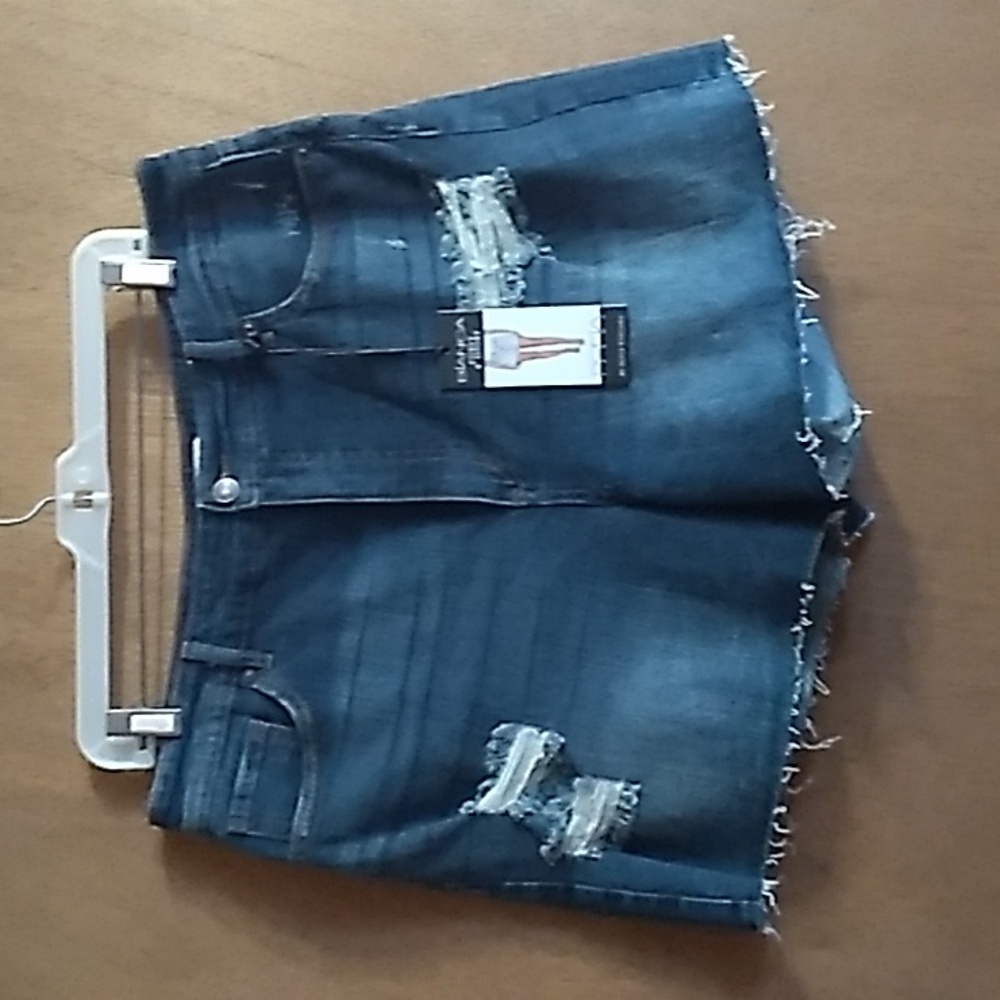 Sofia Jeans Bianca Curvy 4" Shorts